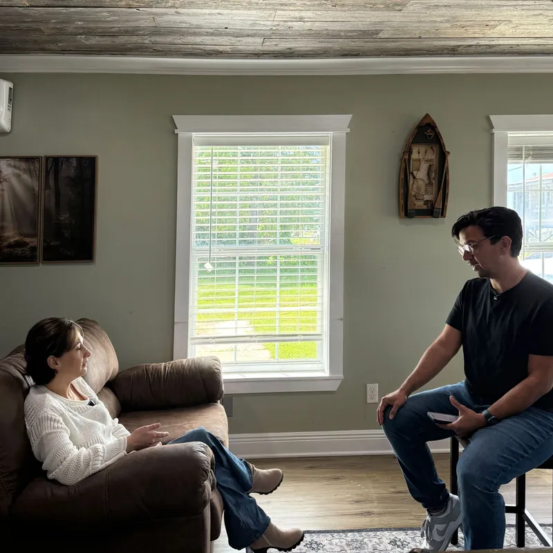 Javier Leiva interviews Gypsy Rose Blanchard in a living room in Louisiana, she on a brown sofa and he on a stool across from her.